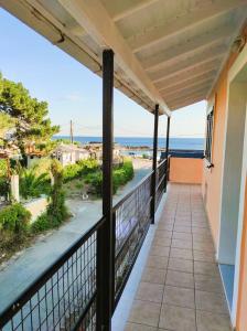 En balkon eller terrasse på Aris Seaside Issos Beach