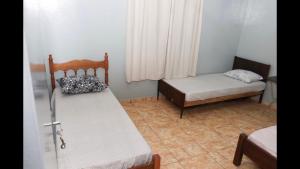 オリンピアにあるNova casa da vovó duduのベッドとソファとテーブルのある部屋