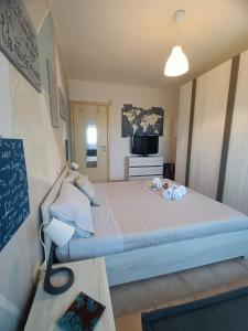 - une chambre avec un lit et un tableau noir sur le mur dans l'établissement Casa Esemes, à Giarre