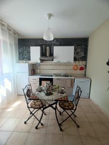 - une cuisine avec une table et des chaises dans la chambre dans l'établissement Casa Esemes, à Giarre
