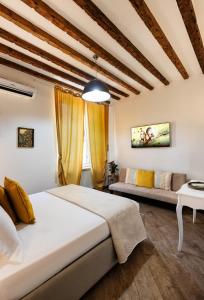 1 dormitorio con 1 cama y 1 sofá en Rooms Old Port Genova, en Génova