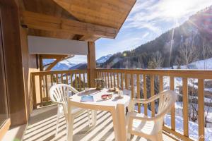 einen Tisch und zwei Stühle auf einem Balkon mit Aussicht in der Unterkunft Olydea les Bottieres - Saint-Pancrace in Saint-Pancrace