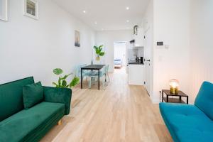 sala de estar con sofá verde y mesa en Beautiful Central Cityflats en Amberes