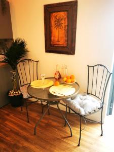 a dining room table with two chairs and oranges on it at Apartamentos Amêndoa ou Limão, Vida à Portuguesa in Portimão