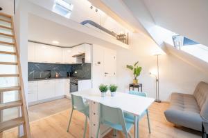 Una cocina y un comedor con una mesa y sillas blancas. en Beautiful Central Cityflats, en Amberes 42 fotos más
