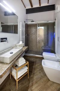 Kúpeľňa v ubytovaní Rooms Old Port Genova + 30 fotografií