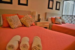 Letto o letti in una camera di Kangaroo Wasi Airport Bed & Breakfast