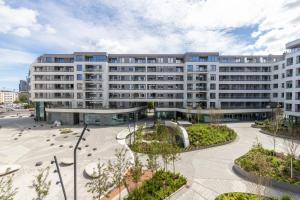 a large building with a fountain in a courtyard at Plac Unii Apartment Gdynia by Noclegi Renters in Gdynia