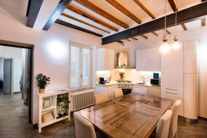 Televízia a/alebo spoločenská miestnosť v ubytovaní Rooms Old Port Genova