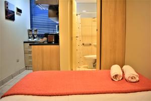 Letto o letti in una camera di Kangaroo Wasi Airport Bed & Breakfast