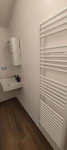 La salle de bains est pourvue d'un réfrigérateur blanc et d'un évier. dans l'établissement Agriturismo Ca' du Nibile di Bove Gabriele, à Carbuta