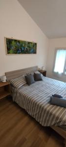 - une chambre avec un grand lit et 2 oreillers dans l'établissement Agriturismo Ca' du Nibile di Bove Gabriele, à Carbuta