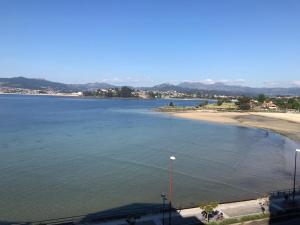a large body of water with a beach at No podrás olvidarlo in Baiona