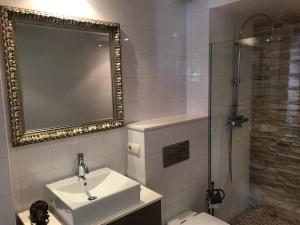 a bathroom with a sink and a shower with a mirror at No podrás olvidarlo in Baiona
