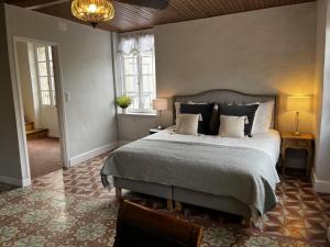 ペズナにあるUpscale townhouse in centre Pézenasの大きなベッドと2つの窓がある寝室