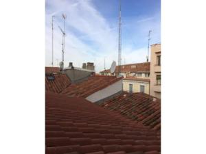 - une vue depuis le toit d'un bâtiment avec des toits de tuiles rouges dans l'établissement Apartamento Anton Martin II, à Madrid
