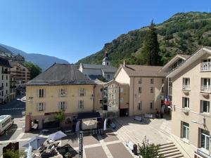 a view of a town with buildings and a mountain at Appartement Brides-les-Bains, 2 pièces, 5 personnes - FR-1-512-137 in Brides-les-Bains