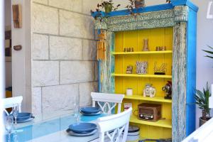 een eetkamer met een tafel en een gele plank bij Butique apartment Loggia in Dubrovnik