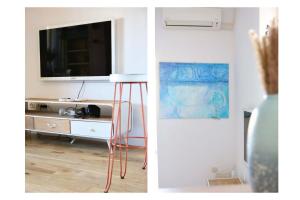 een woonkamer met een televisie en een tafel bij Butique apartment Loggia in Dubrovnik