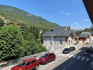 a group of cars parked in front of a building at Studio Brides-les-Bains, 1 pièce, 2 personnes - FR-1-512-126 in Brides-les-Bains