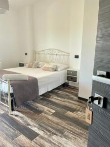 Un dormitorio con una cama con un llavero en la puerta en Elios Rooms, en Nardò