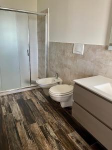 een badkamer met een toilet, een wastafel en een douche bij Elios Rooms in Nardò