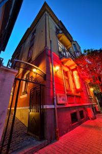 un bâtiment avec une lumière rouge sur son côté dans l'établissement Guest House 32, à Sofia