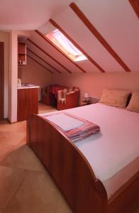 Un dormitorio con una cama grande en una habitación. en Villa Sunrise, en Herceg-Novi