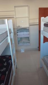 מיטה או מיטות קומותיים בחדר ב-Casa com Wi-Fi a 400 metros da Praia Maracanã-SP