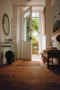 una puerta abierta en una habitación con suelo de madera en Maison 15, en Sauternes