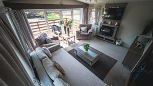 Et sittehjørne på Hazel Oaks, Beautiful Lodge with Hot Tub - Sleeps 6 - Felmoor Park