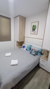 1 dormitorio con 1 cama grande y pantalla grande en Apartments Radovic, en Petrovac na Moru