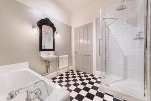 Ванна кімната в Healey Hall