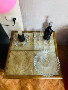 een tafel met wijnglazen en flessen erop bij Guest House Khatuna in Borjomi