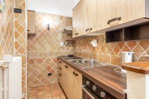 Küche/Küchenzeile in der Unterkunft Bardonecchia Mountain Holiday Apartment
