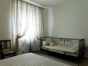 1 dormitorio con cama y ventana en La Rocca en Pergola