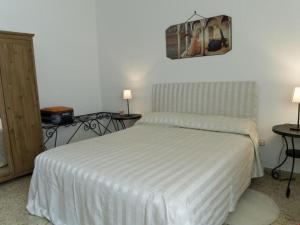 La Rocca في بيرغولا: غرفة نوم مع سرير وطاولتين مع مصابيح