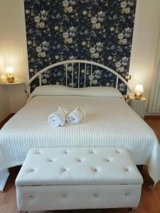 una camera da letto con un letto e due asciugamani di Le Pinelle a Terni