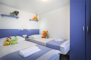 Maistra Camping Valkanela Mobile homes客房内的一张或多张床位