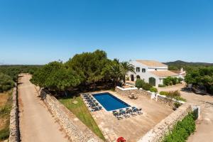 - une vue aérienne sur une maison avec une piscine dans l'établissement Villa Rafal Fort, à Alaior