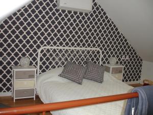 リスボンにあるApartamento Beco do Sapatoのベッドルーム1室(枕2つ付)
