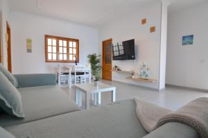 TV a/nebo společenská místnost v ubytování ARINAGA ARENA Y MAR BEACH