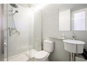 ein Badezimmer mit Toilette, Waschbecken und Dusche in der Unterkunft Espacioso Loft en Ponzano-Chamberí– Madrid in Madrid + 18 Fotos