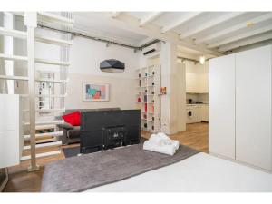 ein Schlafzimmer mit Bett und ein Wohnzimmer in der Unterkunft Espacioso Loft en Ponzano-Chamberí– Madrid in Madrid