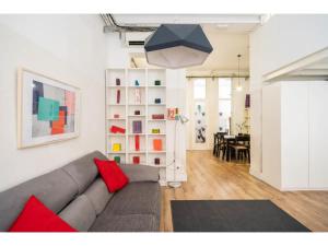 Ein Sitzbereich in der Unterkunft Espacioso Loft en Ponzano-Chamberí– Madrid