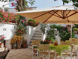 a patio with a table and chairs and flowers at Anticadimora Dei Pepe in Salve