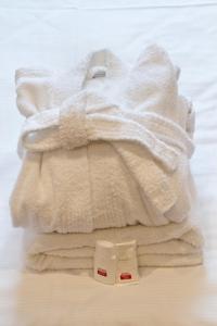 sterta ręczników na stole w obiekcie Hotel Arkadia w mieście Legnica