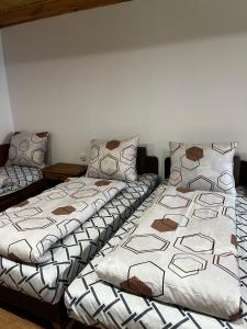 dwa łóżka siedzące obok siebie w pokoju w obiekcie Agroturystyka Nielisz Zamość - Kwatery przy Skansenie w mieście Nielisz