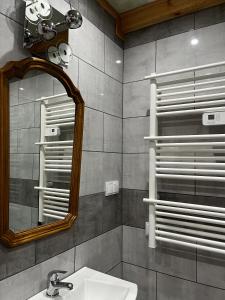 W łazience znajduje się umywalka i lustro. w obiekcie Agroturystyka Nielisz Zamość - Kwatery przy Skansenie w mieście Nielisz