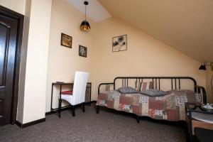 Postel nebo postele na pokoji v ubytování City Center Kaķis B&B